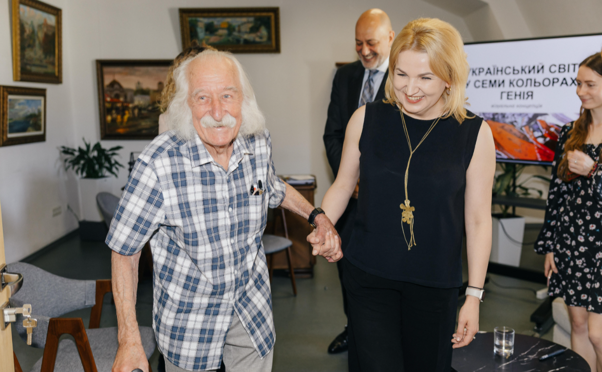 Іван Марчук та Вікторія Муха у Музеї історії міста Києва під час візиту митця. Фото: Музей історії міста Києва
