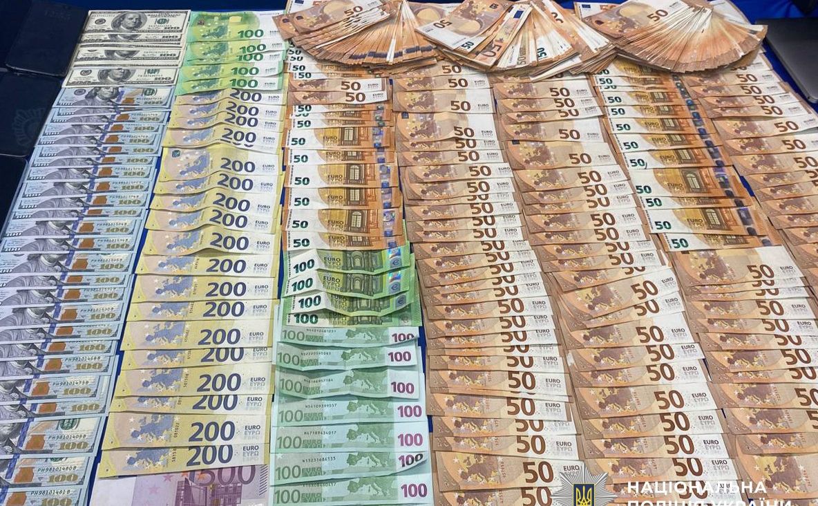 Вилучені кошти у шахраїв. Фото: Нацполіція України