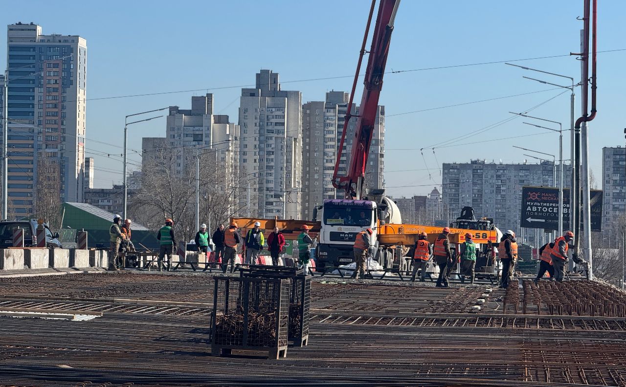 Роботи на шляхопроводі тривають. Фото: Київавтодор