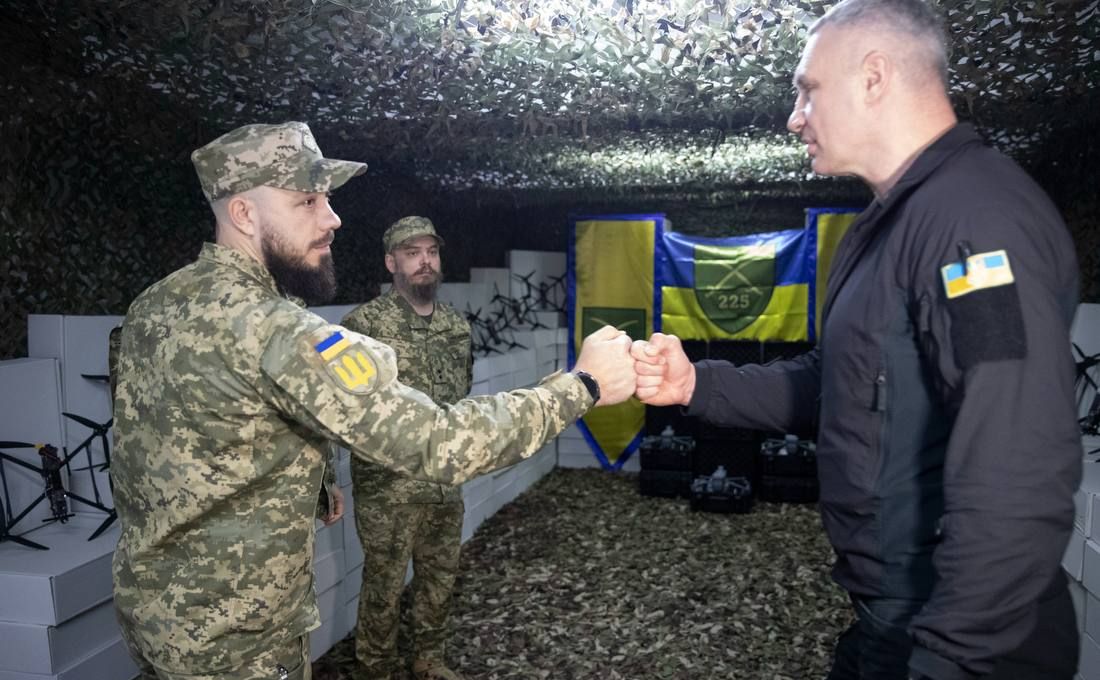 Віталій Кличко передав дрони військовим. Фото: пресслужба мера