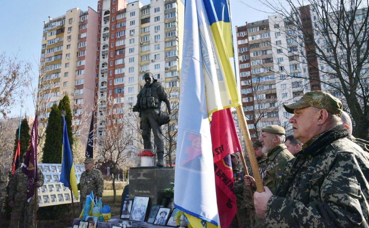 Захід пройшов біля пам’ятника солдату-добровольцю. Фото: фб-сторінка Марини Хонди