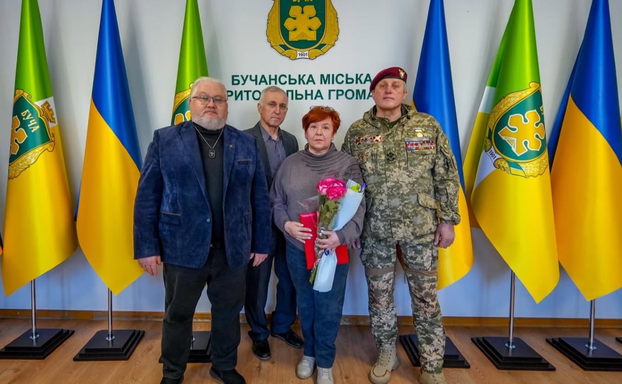 Нагороду отримала дружина Героя — Лариса Матюшенко. Фото: Бучанська міська рада