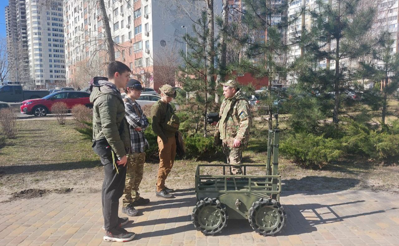 Глядачам продемонстрували роботизований комплекс. Фото: Деснянська РДА