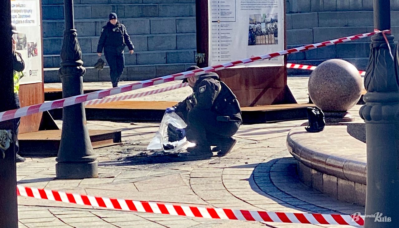 Поліція працює на місці падіння уламків збитого безпілотника біля Монументу Незалежності у Києві. Фото: Олександр Галух