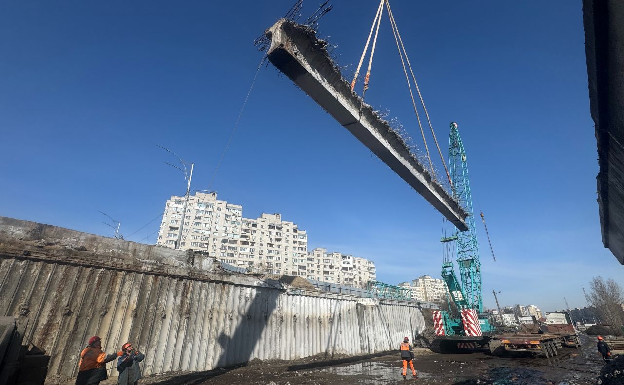 Демонтаж старих конструкцій шляхопроводу на вулиці Рейгана. Фото: Київавтодор