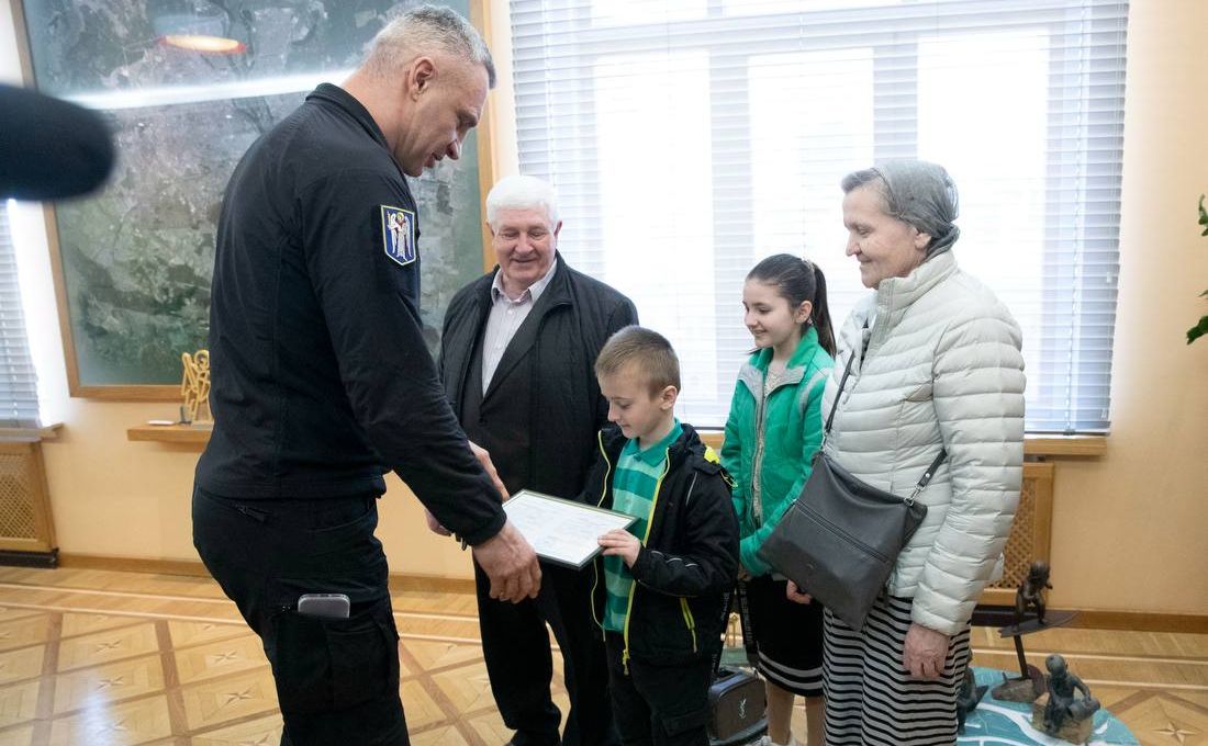 Віталій Кличко вручив ордер на нову квартиру наймолодшому з багатодітної родини. Фото: пресслужба В.Кличка
