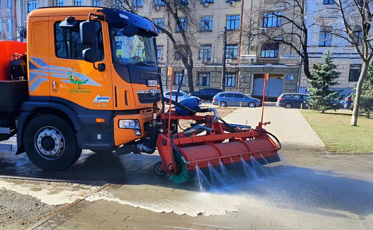 Механізоване миття доріжок. Фото: КП УЗН Подільського району