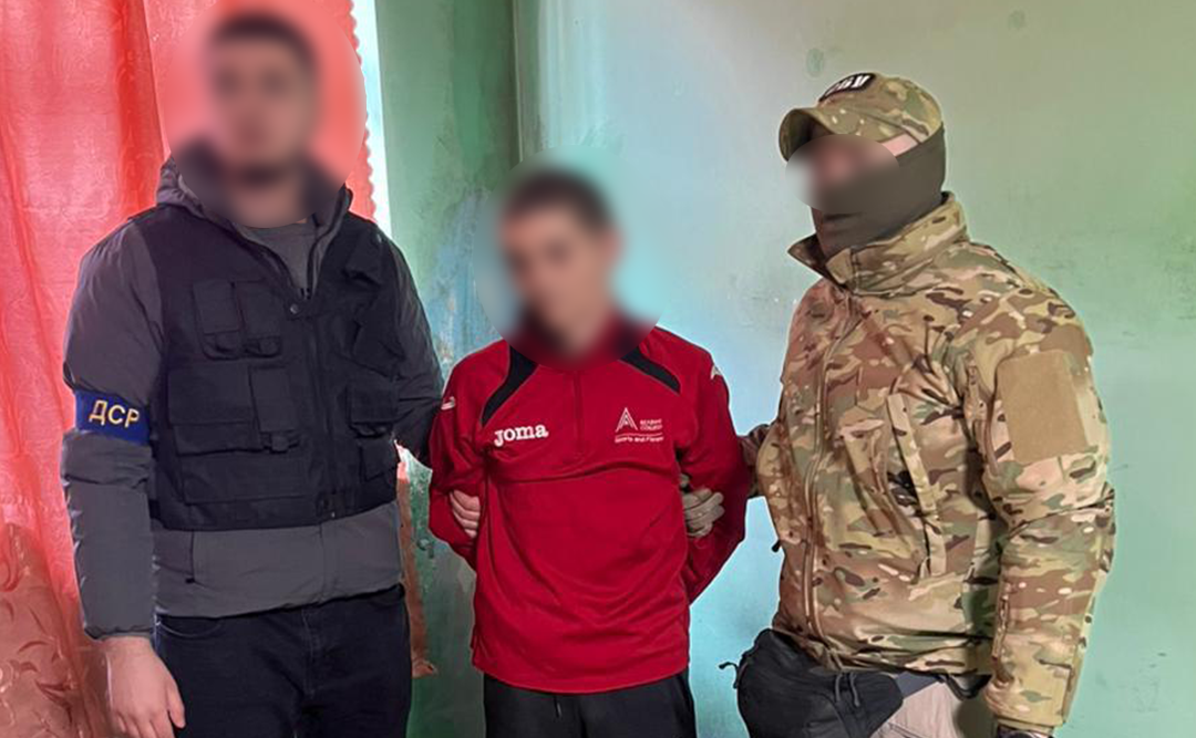 Правоохоронці затримали контрабанду в СІЗО. Фото: Національна поліція України.