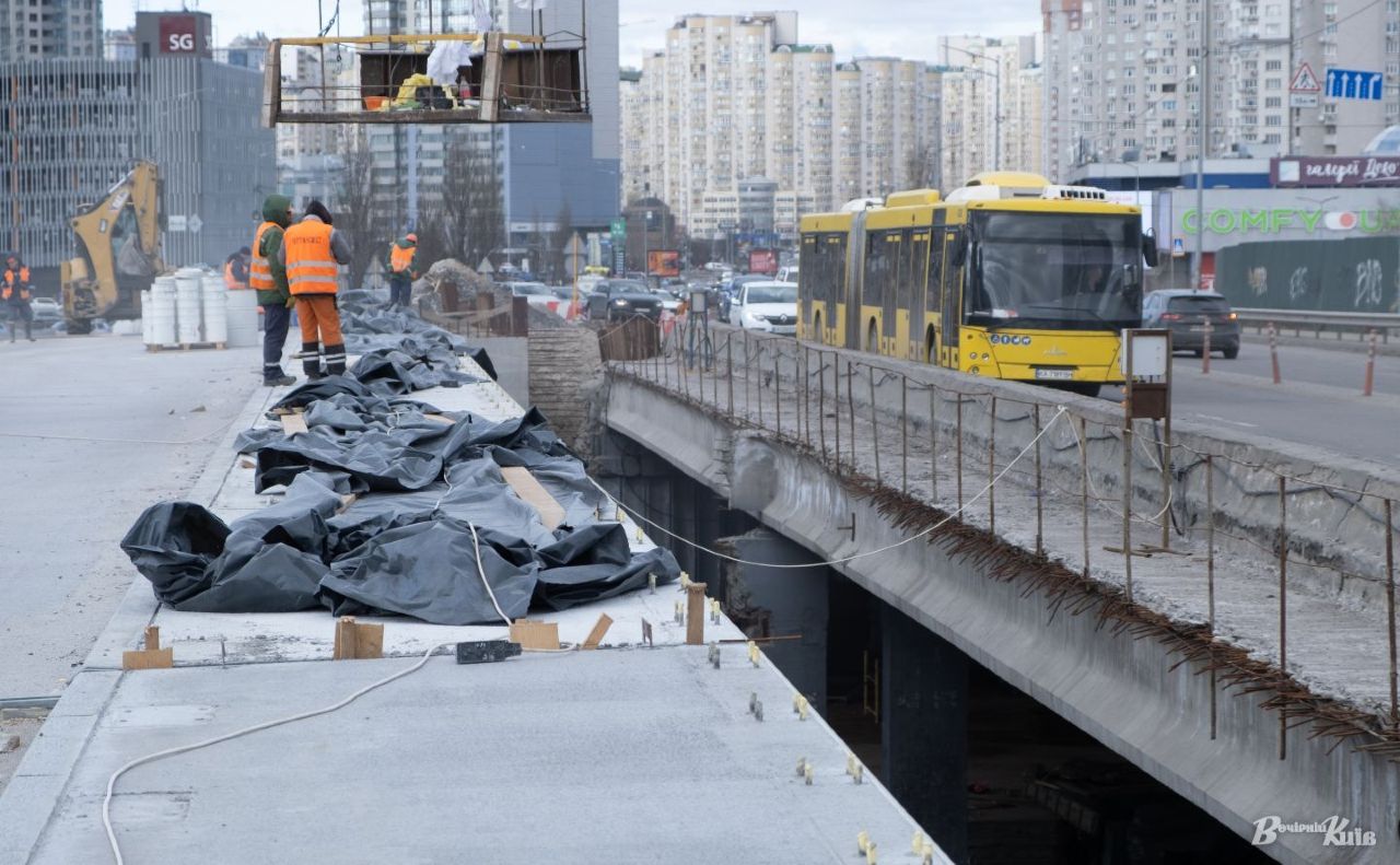 Ремонт шляхопроводу біля метро «Осокорки». Фото: Максим Сосюра