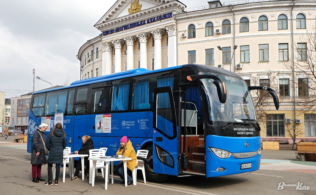 Фахівці Центру контролю та профілактики хвороб провели акцію на Контрактовій площі. Фото: Максим Сосюра