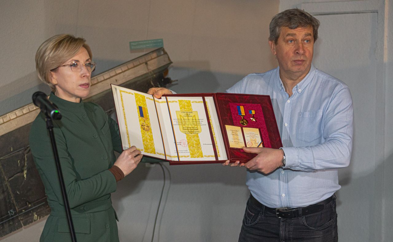 Ірина Верещук та директор Національного музею історії України у ІІ світовій війні Юрій Савчук. Фото: Національний музей історії України в ІІ світовій війні