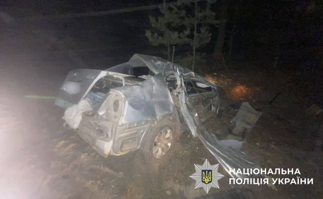 Зім’ята після зіткнення з деревом автівка. Фото: Нацполіція України