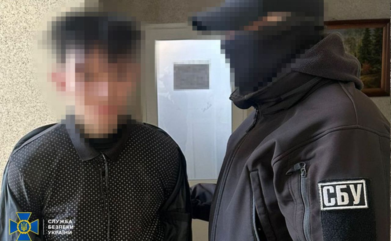 Спецслужба з одним із затриманих. Фото: СБУ
