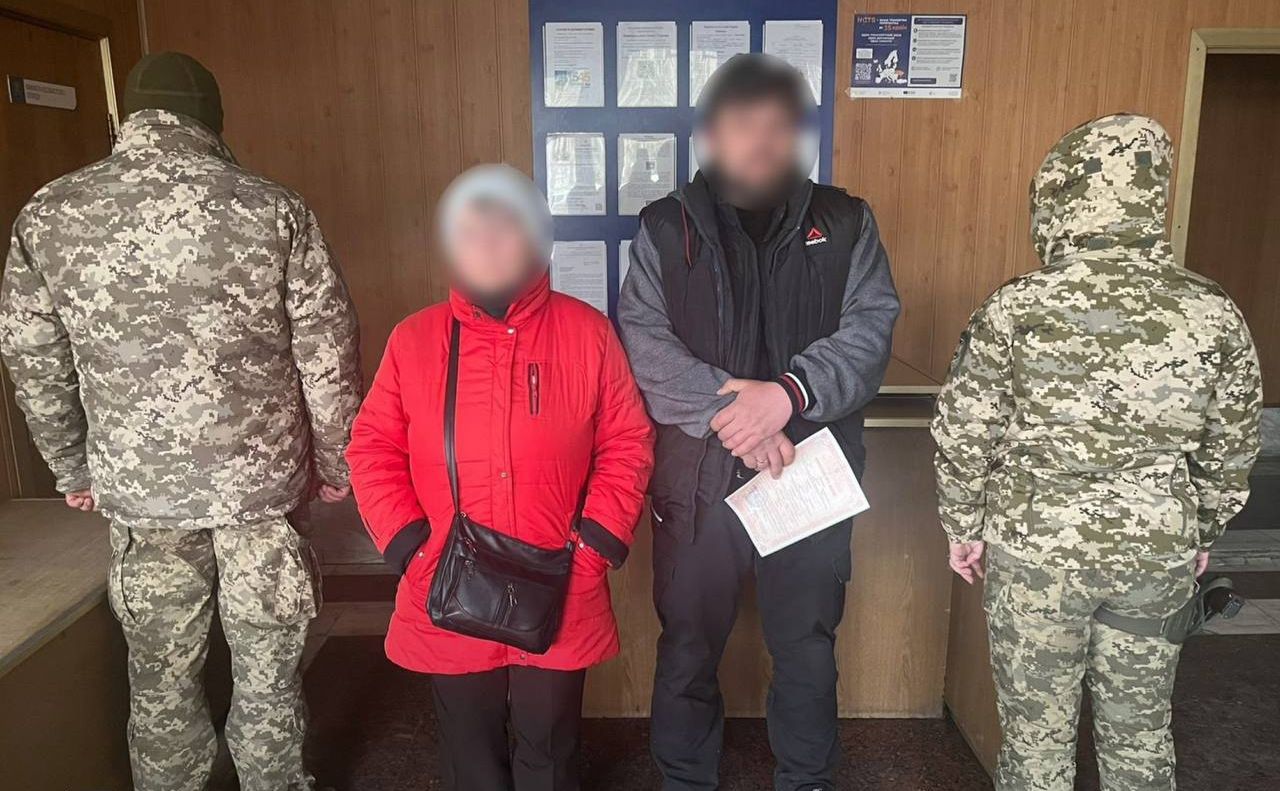 Далі з порушниками розбиратимуться поліцейські. Фото: ДПСУ