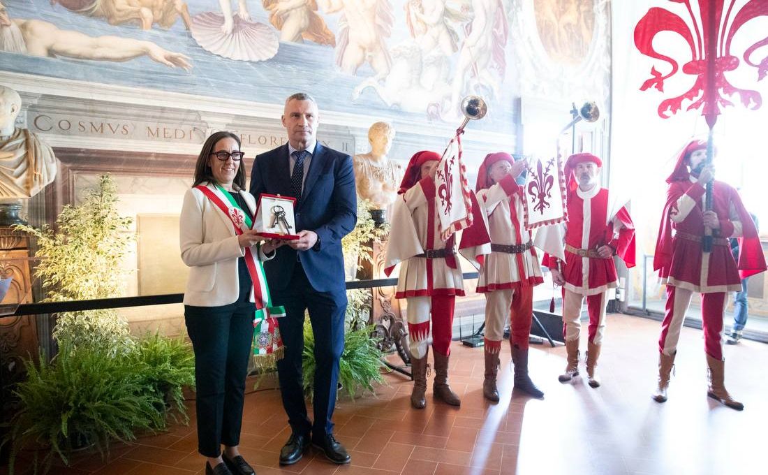 Мер Києва отримав почесну нагороду. Фото: ТГ Віталія Кличка