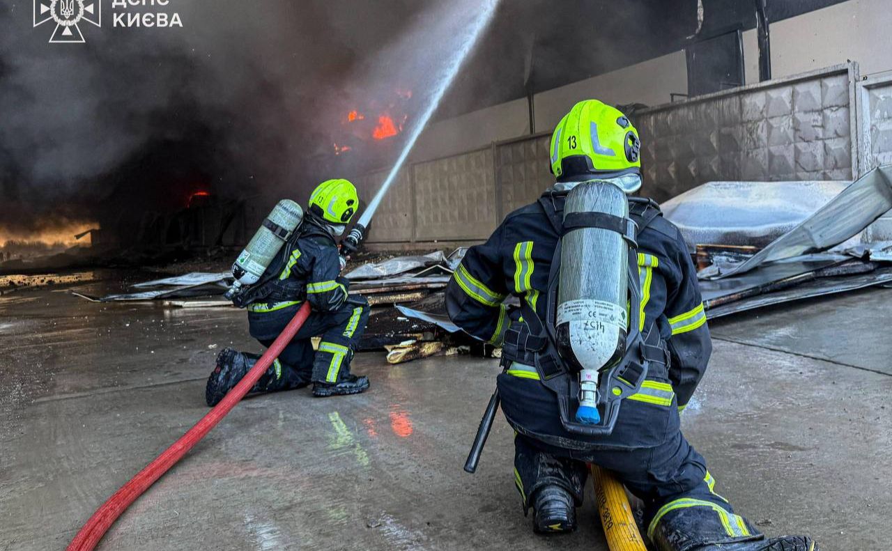 Рятувальники гасять пожежу. Фото: ДСНС України у місті Київ