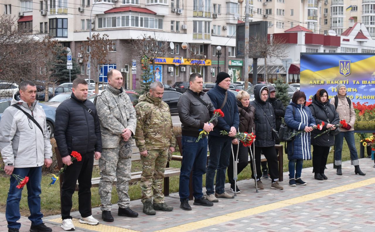 Коридор пошани загиблому Захиснику на Оболоні. Фото: Кирило Фесик, фейсбук