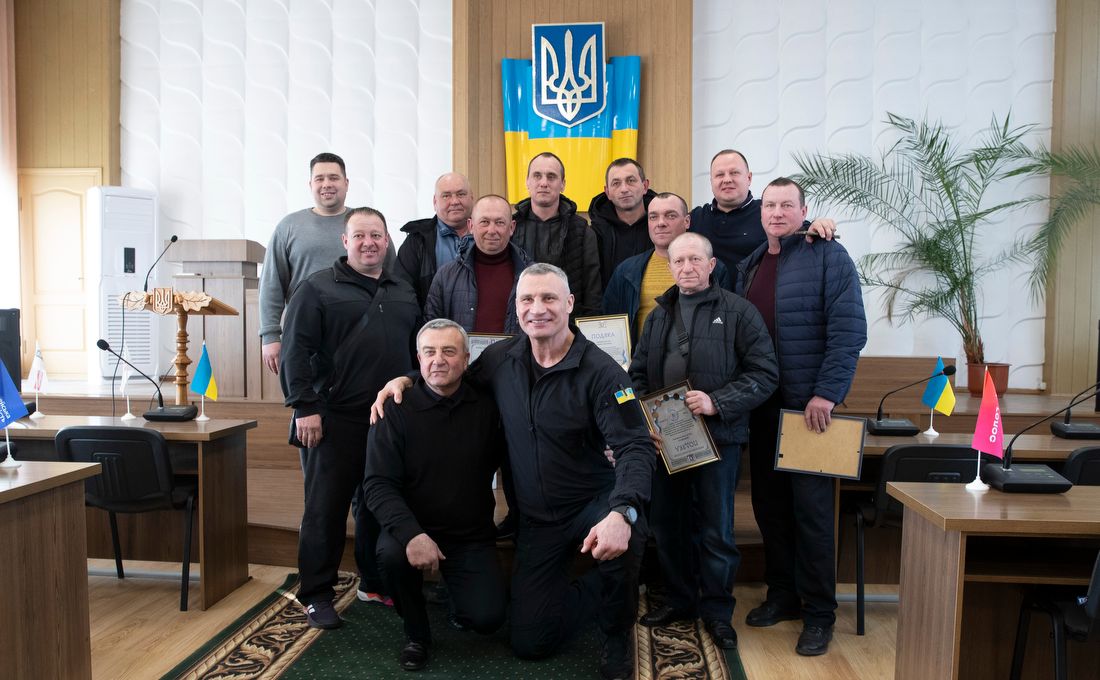 Віталій Кличко сфотографувався з фахівцями з Дубно. Фото: КМДА