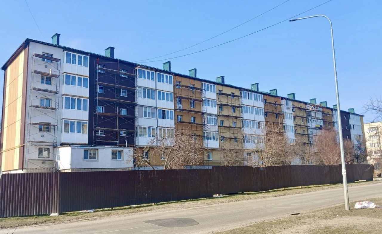 Пошкоджена п’ятиповерхівка. Фото: Департамент регіонального розвитку Київської обласної державної адміністрації.