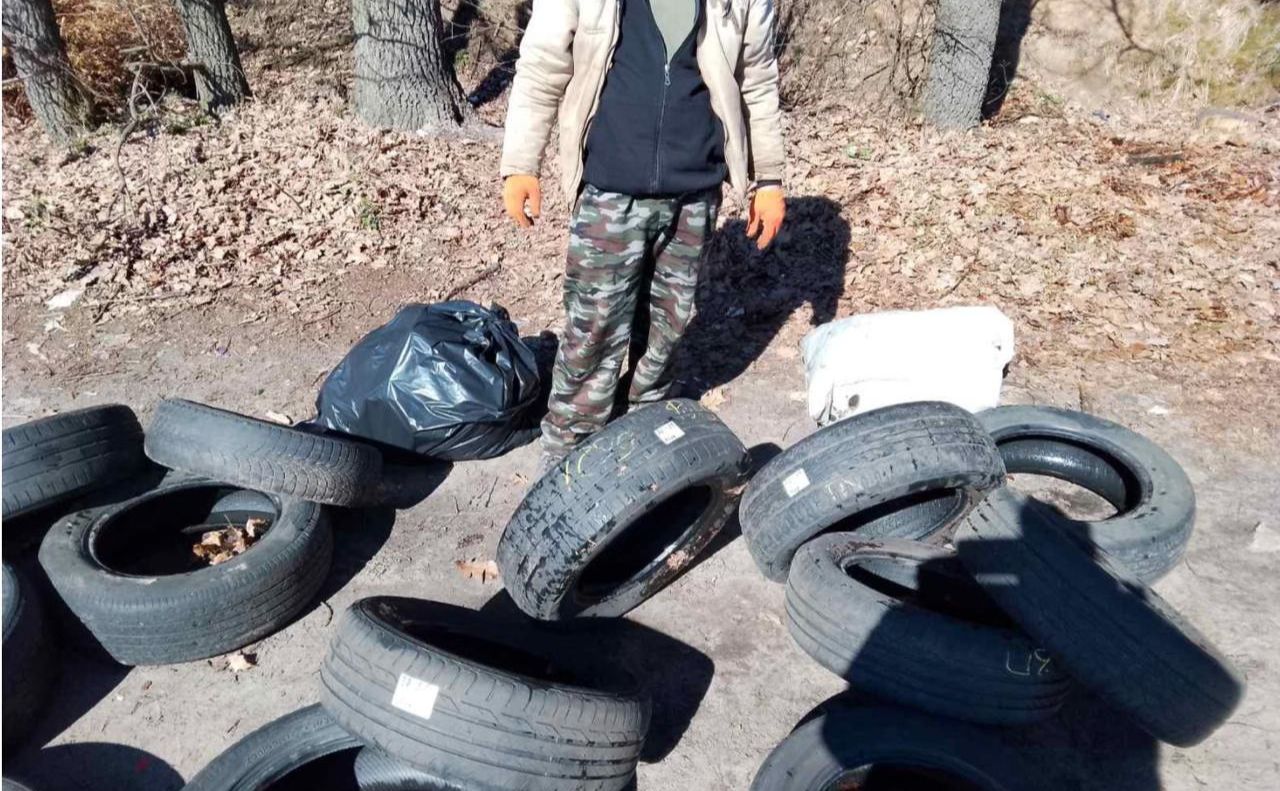 Працівники парку збирають покришки з ярів. Фото: НПП «Голосіївський»