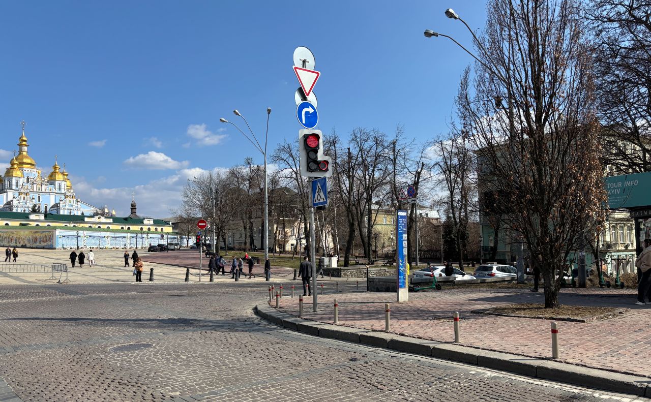 Червоне коло символізує, що поворот заборонений. Фото: ЦОДР