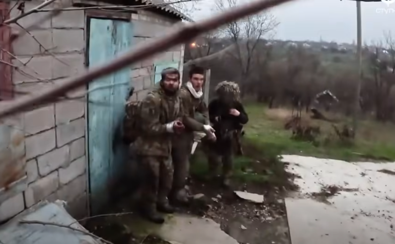 Воєнні розвідники успішно вивели полонених на підконтрольну Україні територію. Фото: скриншот з відео