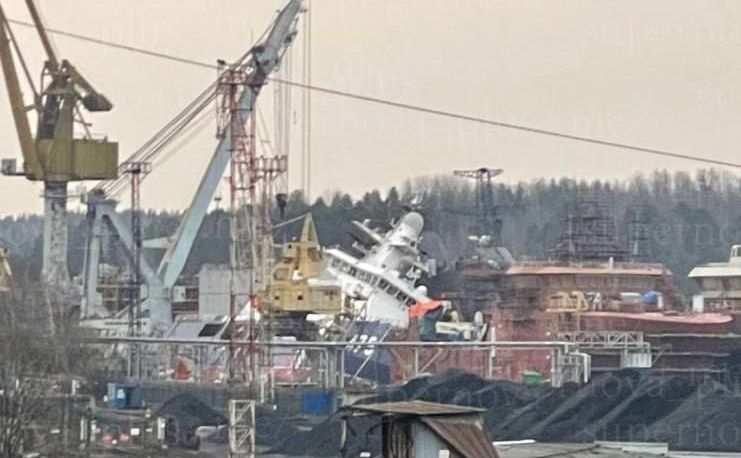 Судно нахилилося на бік і почало тонути. Фото з відкритих джерел