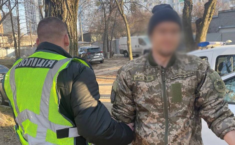 Підозрюваний одягнув військову форму батька. Фото: Нацполіція