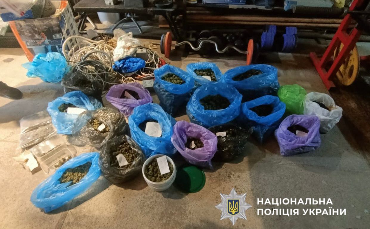 Вилучені пакети з канабісом під час обшуку. Фото: ГУ поліції Київської області