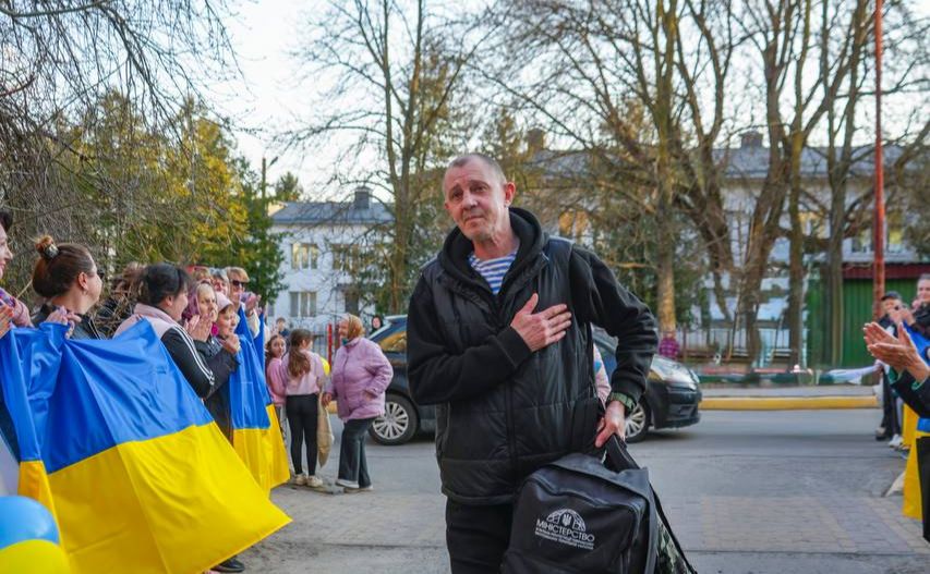 Володимир Майор у коридорі шани у бучі. Фото: Бучанська міськрада, телеграм