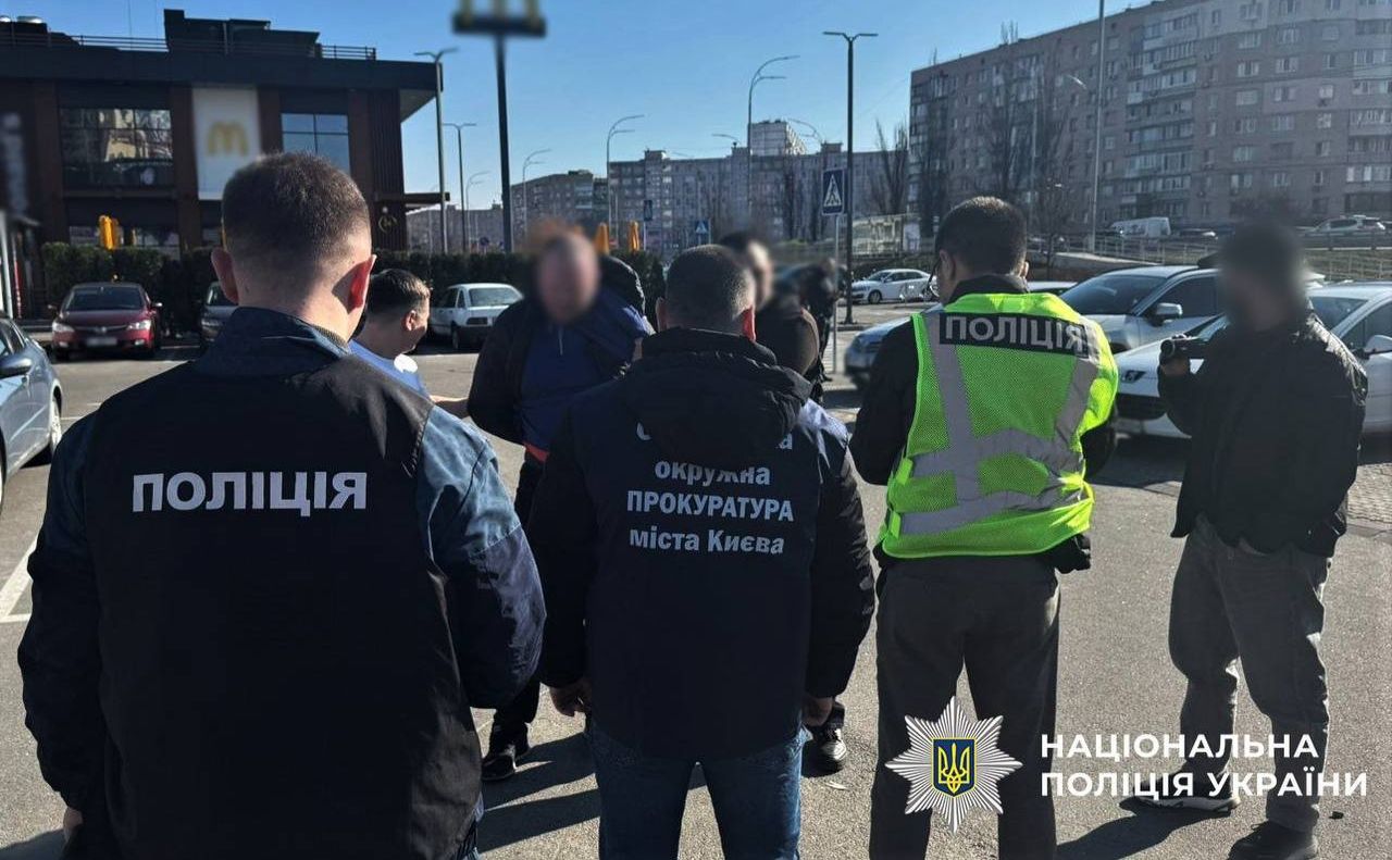 Поліцейські затримали киянина під час отримання неправомірної вигоди. Фото: Поліція Києва