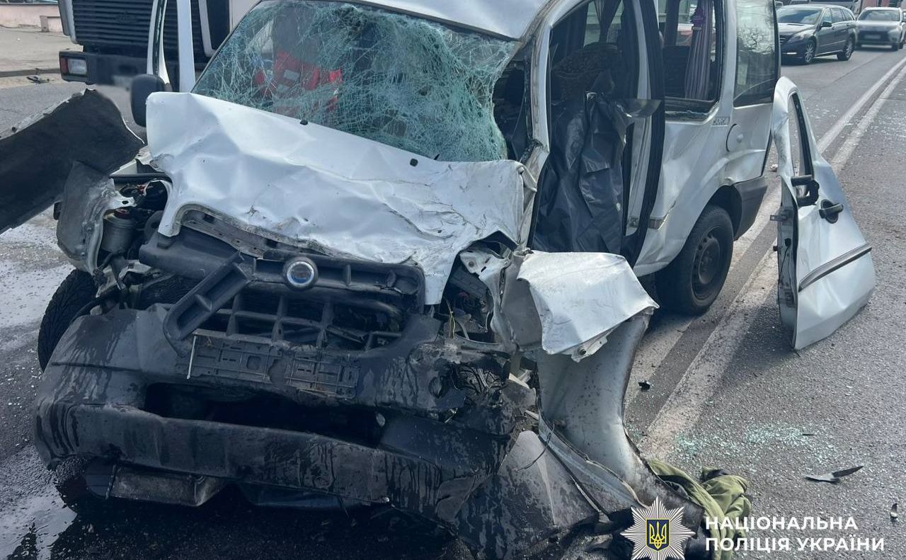 Fiat зіткнувся на Кільцевій дорозі з Renault. Фото: Нацполіція