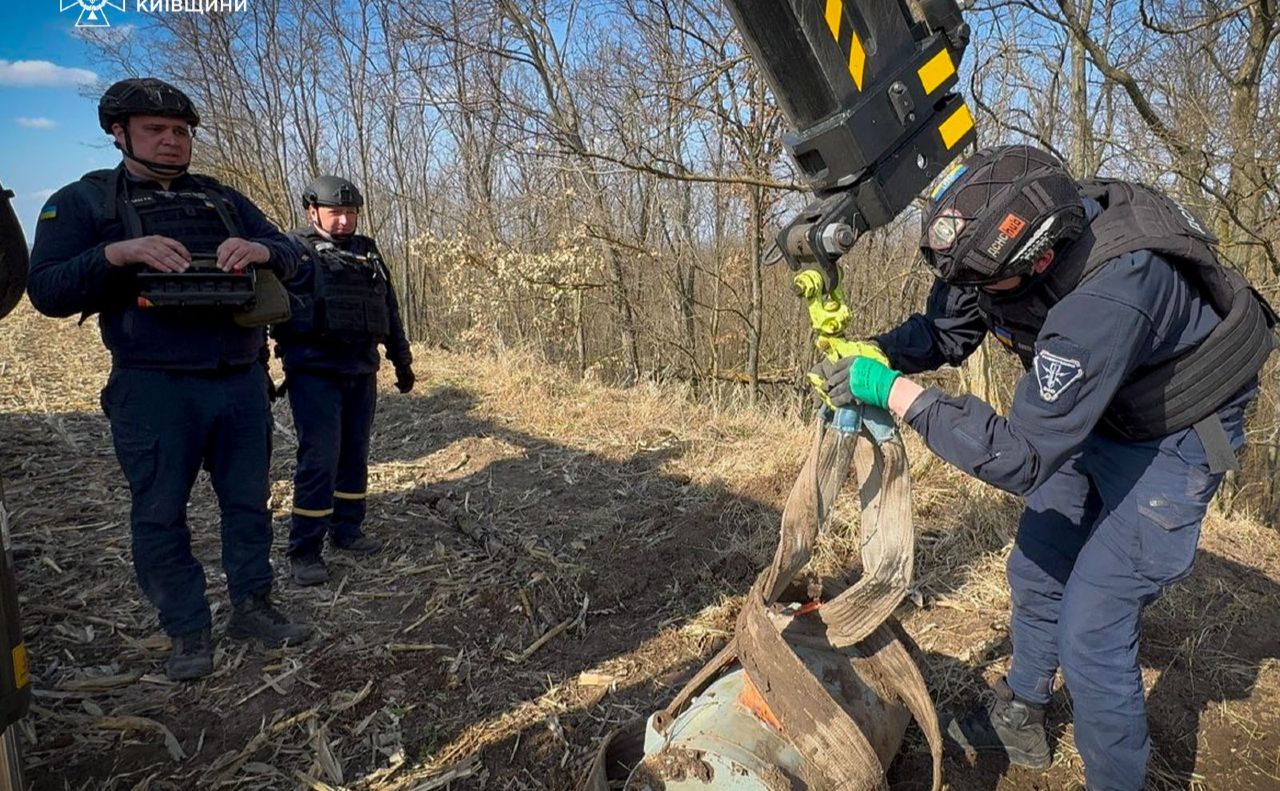 Підйом однієї з бойових частин ракети Х-101. Фото: ДСНС