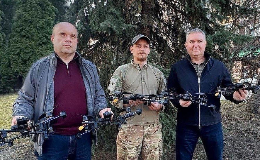 Тарас Криворучко (праворуч) та Юрій Тихонович передали БпЛА бійцям 241 бригади