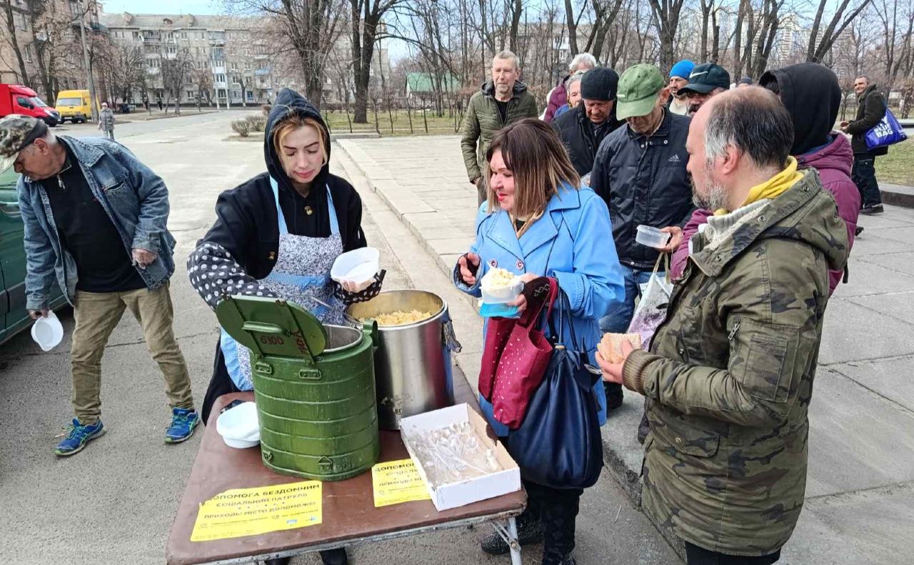 Під час роздачі обідів. Фото: Департамент соціальної і ветеранської політики
