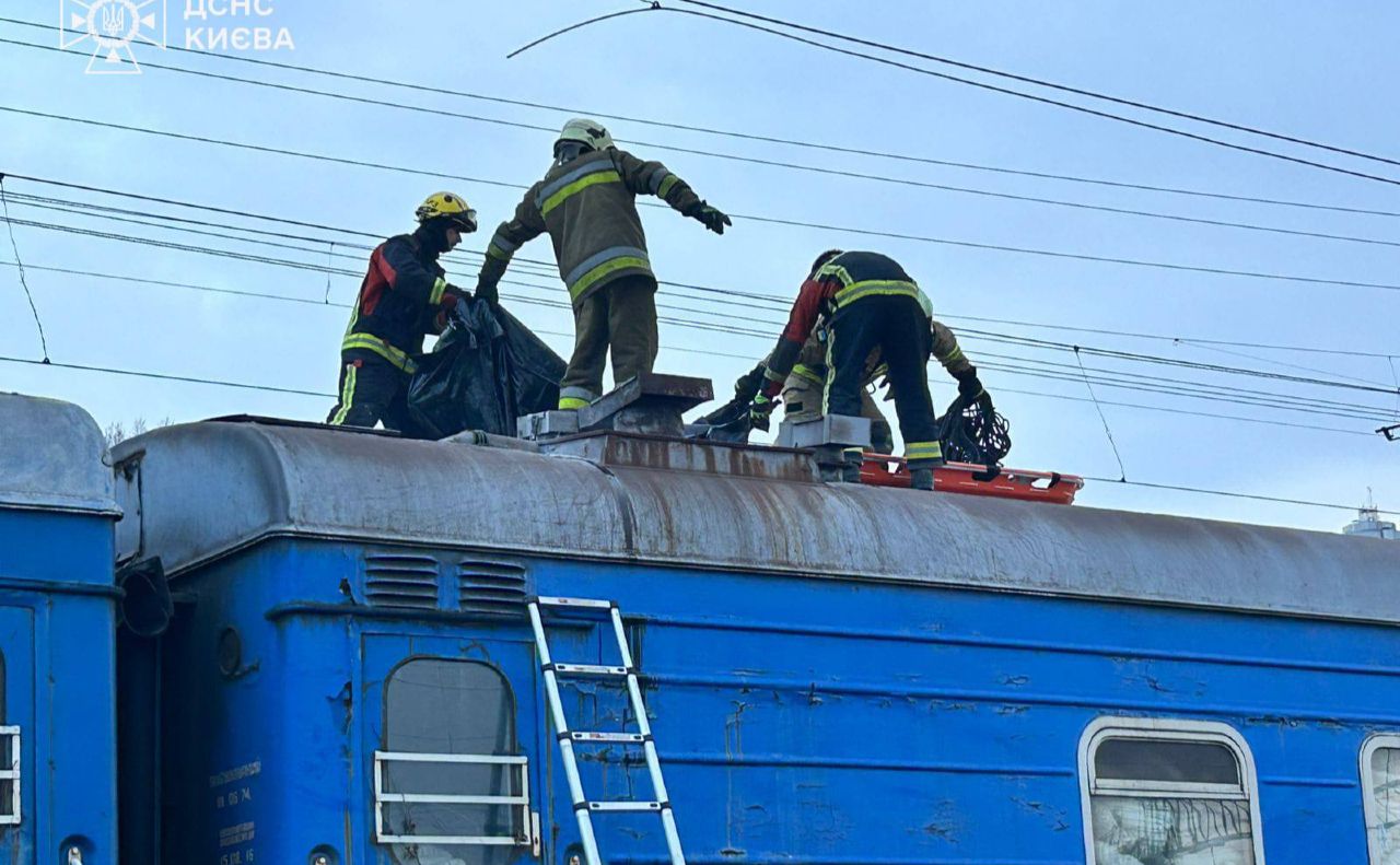 Рятувальники знімають з електрички враженого струмом. Фото: Поліція Києва