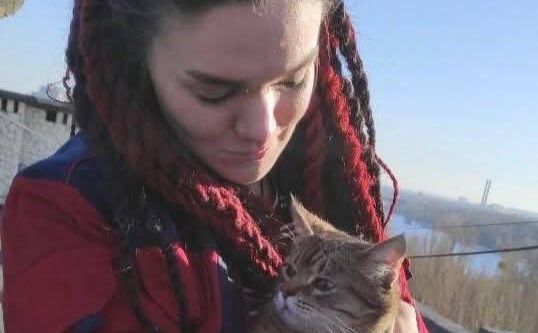 Рятувальниця з врятованим. Фото: Команда порятунку тварин