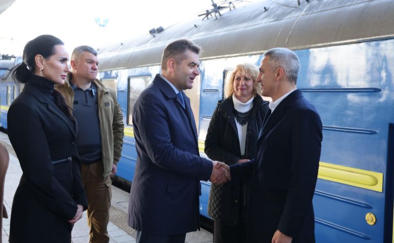 Делегація високого рівня з Болгарії на Київському залізничному вокзалі. Фото: Рада міністрів Болгарії, офіційний сайт