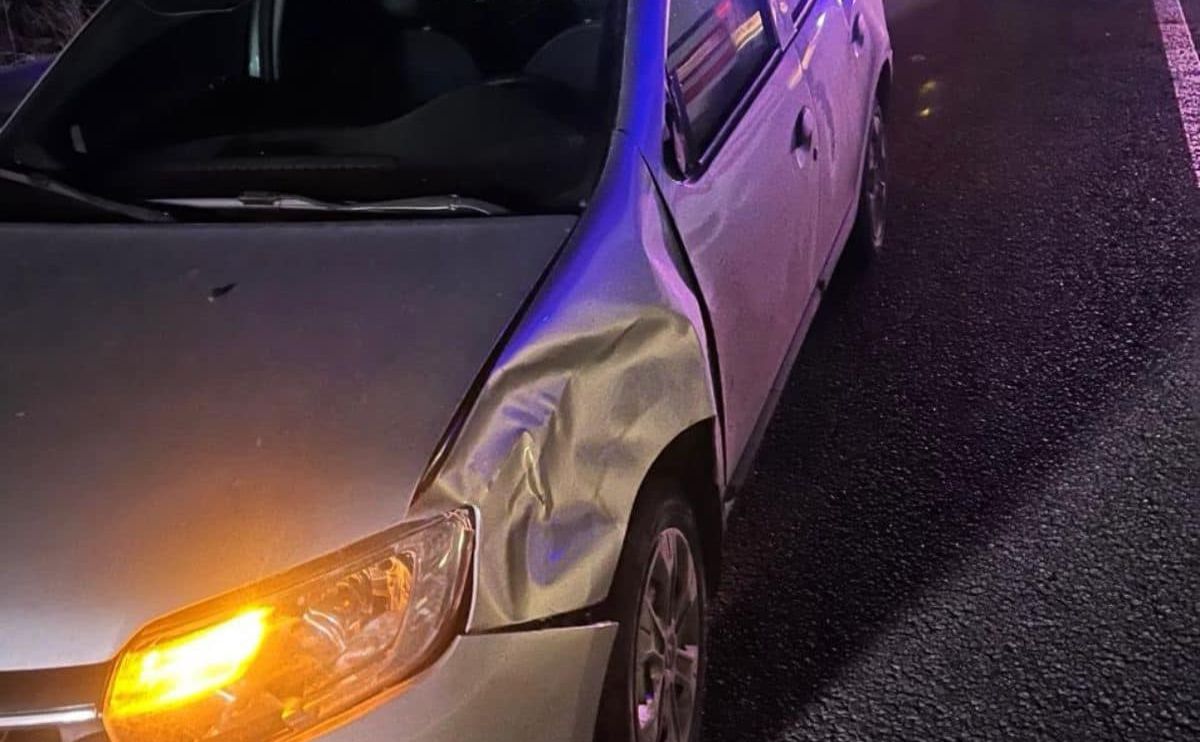 Зім’ята автівка від зіткнення з пішоходом. Фото: Нацполіція