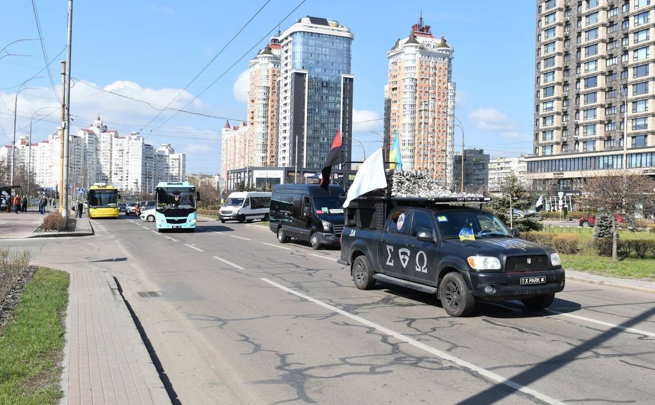 Жалобний кортеж з тілом Юрія Костенка, який поліг за Україну. Фото: Кирило Фесик, фейсбук