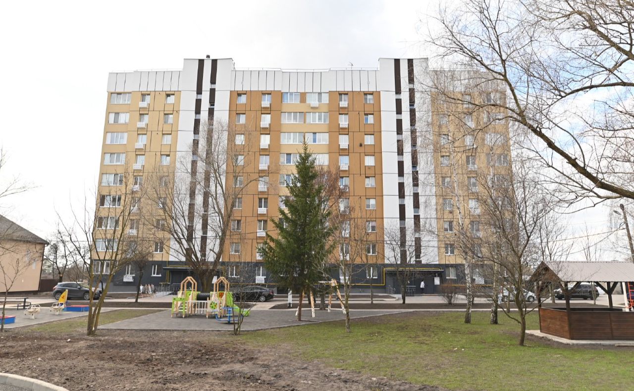Одна з відновлених дев’ятиповерхівок у Бородянці. Фото: М.Калашник, телеграм