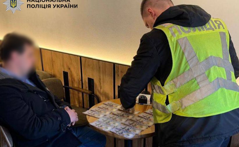 Шість тисяч доларів — на столі, поліція фіксує спробу хабара. Фото: Поліція Києва