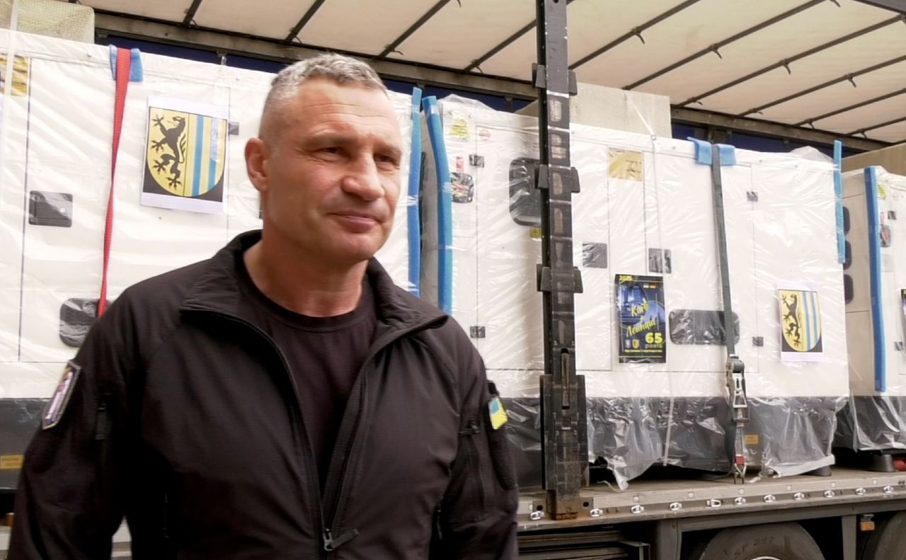 Мер Києва зустрів вантажівку у дворі КМДА. Фото: пресслужба КМДА