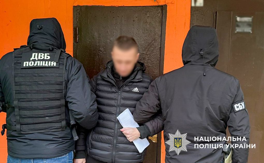 Затримання одного зі спільників. Фото: Національна поліція