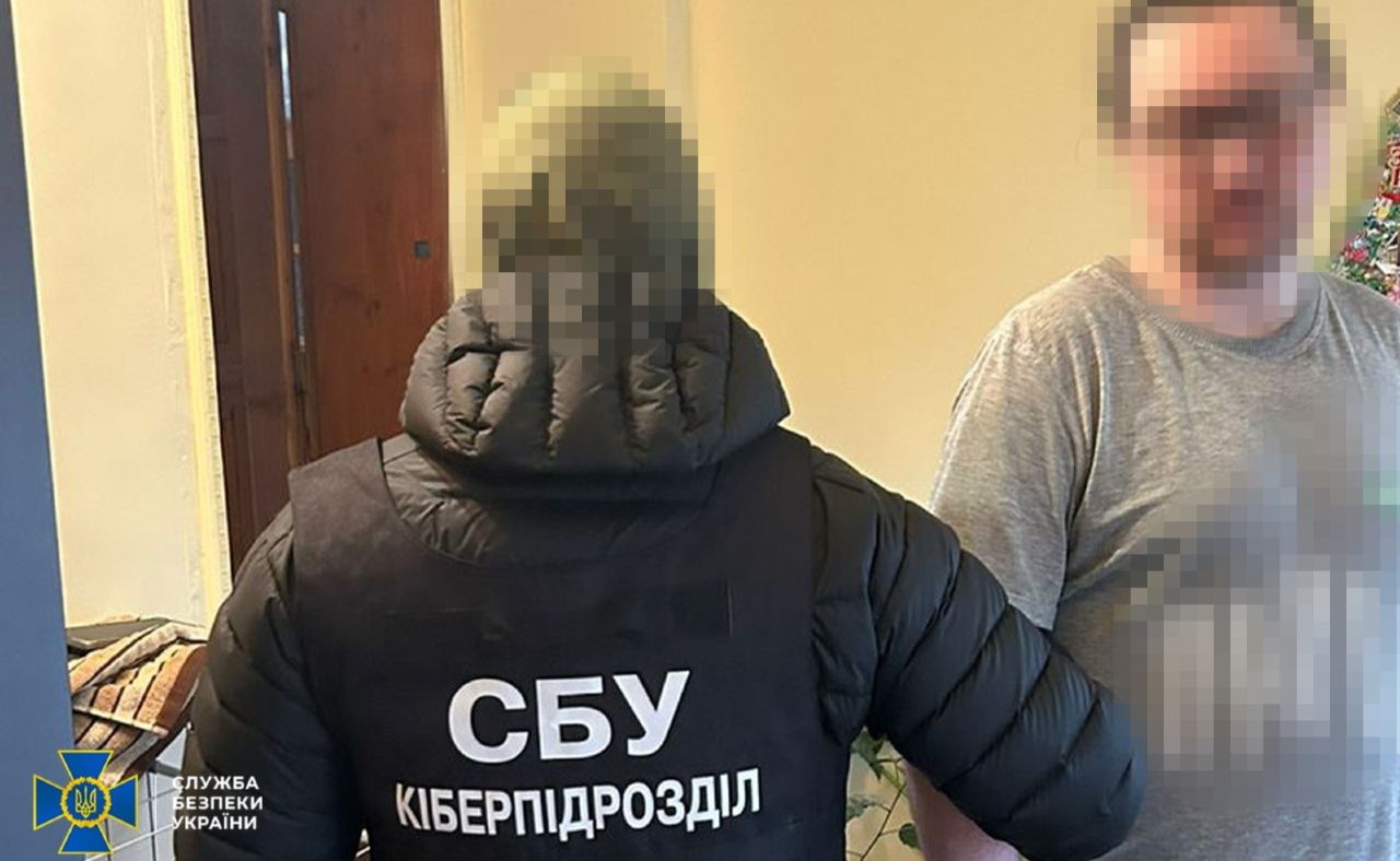 Затримання одного з підозрюваних агітаторів. Фото: Служба безпеки України