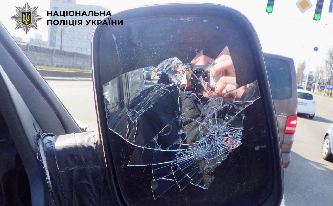 Через дорожній конфлікт підозрюваний розтрощив дзеркало в авто військового