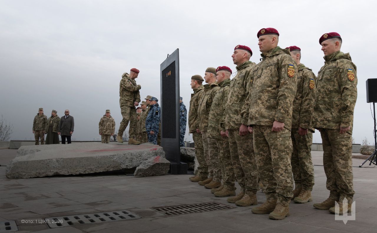 На плиті військові почепили свої шеврони. Фото: Сухопутні війська ЗСУ