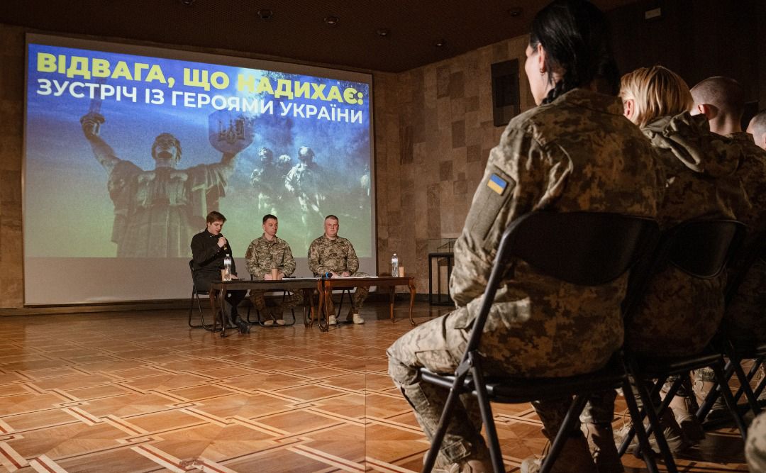 Студенти й курсанти слухають історії Захисників у форматі живого діалогу. Фото: Музей війни