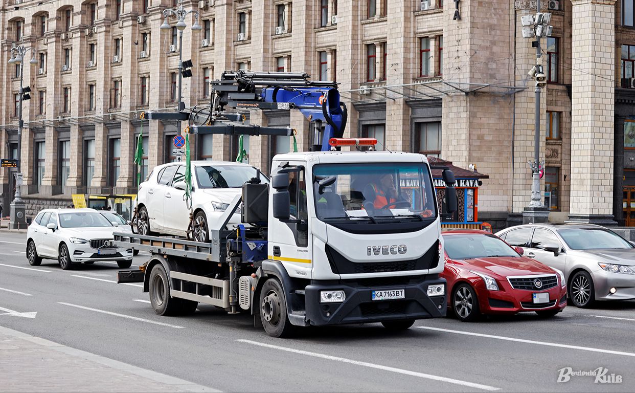 Евакуатор везе автівку, припарковану з порушеннями ПДР на Хрещатику. Фото ілюстративне: Борис Корпусенко