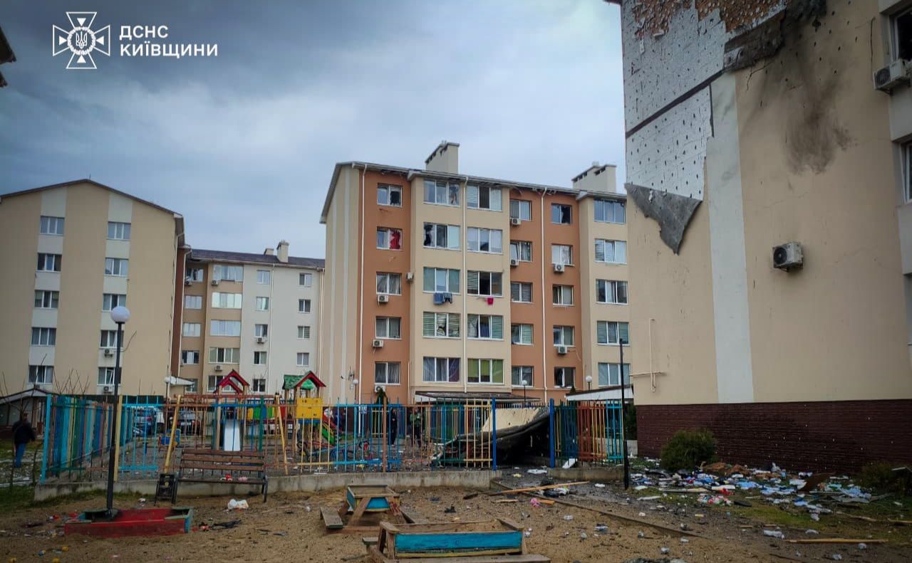 Двір будинку, в який поцілив шахед, Обухів. Фото: ДСНС